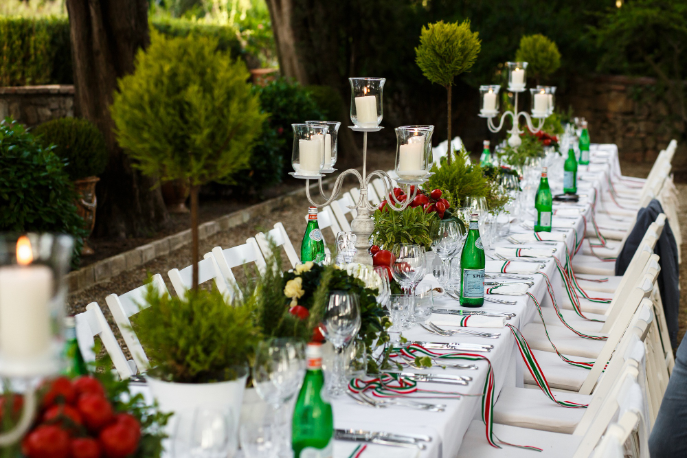 Mesa de banquete elegantemente preparada para una boda