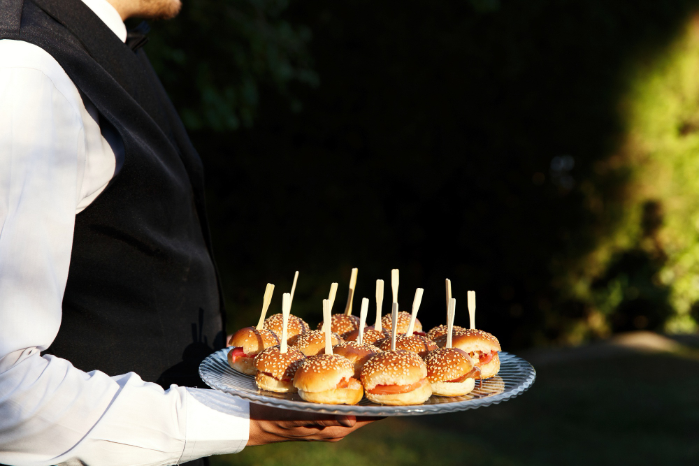 Mini hamburguesas servidas como recena en una fiesta de boda