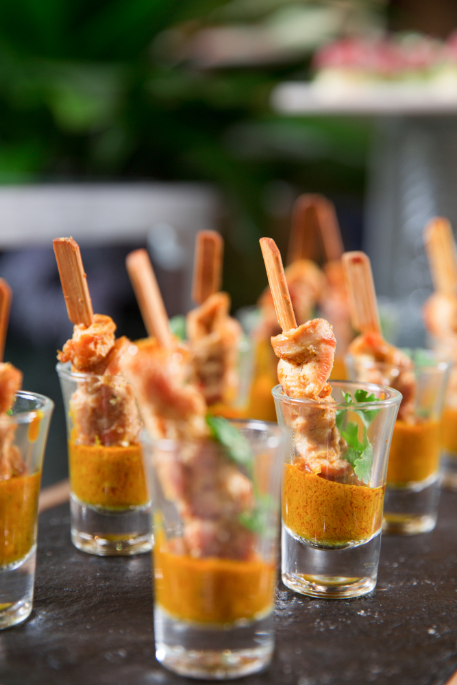 Aperitivos de cóctel de bienvenida para una boda