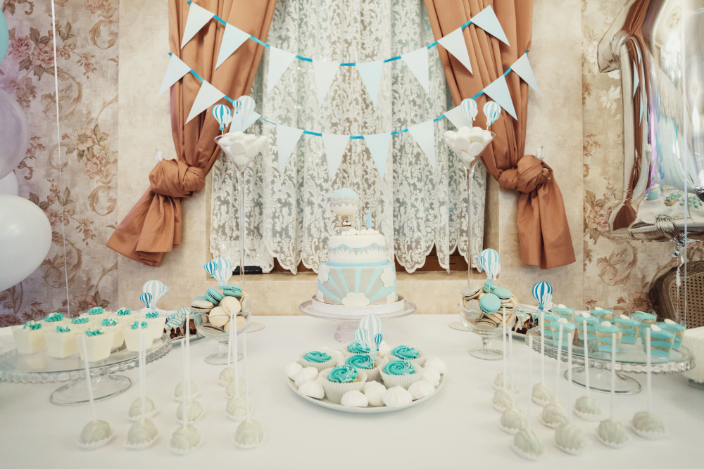 Familia celebrando un bautizo con un catering elegante