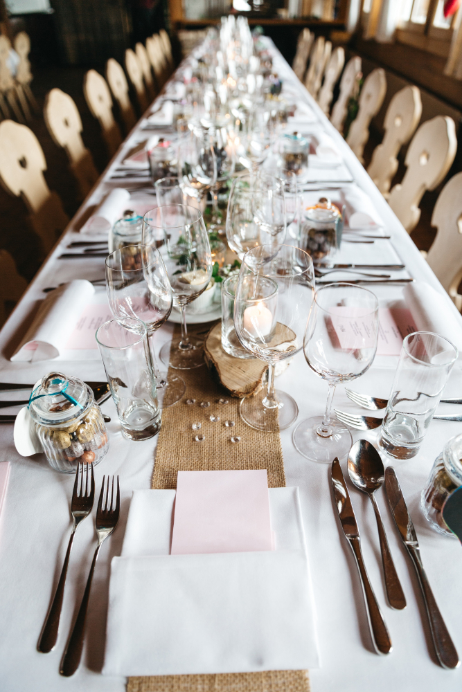 Mesa de catering decorada para una primera comunión
